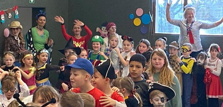 Der Kindergarten Brummkreisel besucht die Grundschule.